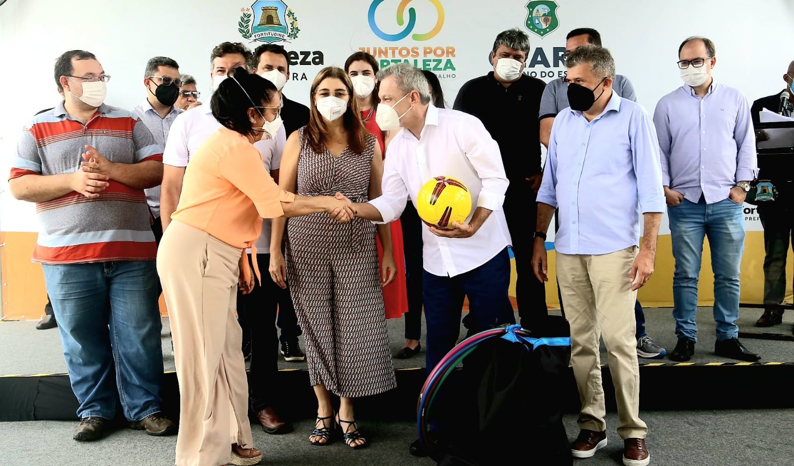 grupo de pessoas num palco